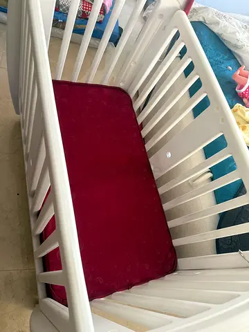 White baby crib with mattress - good condition
