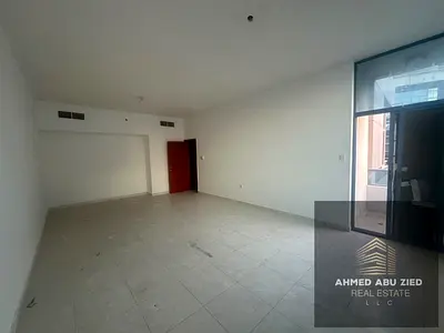 أرقى غرفتين وصالة للإيجار السنوي في أبراج الفالكون عجمان، مساحة ممتازة جدًا، تكييف مركزي، بلكونة، باركينج، موقع مميز، وصيانة كاملة على المالك طوال فتر