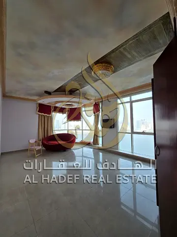 للإيجار السنوي في المجاز 3 الشارقة: شقة فاخرة 3 غرف وصالة و3 ماستر وغرفة خادمة ماستر، موزع واسع وإطلالة بحرية، تكييف وباركينج وجيم ومسبح مجاني.