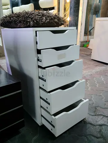 White 5-Drawer Chest / Dresser - Compact Storage Unit