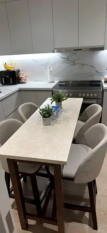 High table and chairs in excellent condition