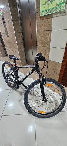 Specialized Hardrock Mountain Bike - Good Working Condition. brand geant