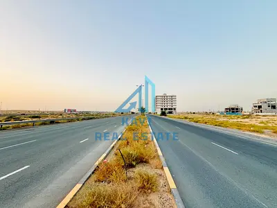 قطعة أرض مميزة لفيلا متصلة (Townhouse) | تطل على الحديقة والمسجد | تملك حر | 950 ألف درهم