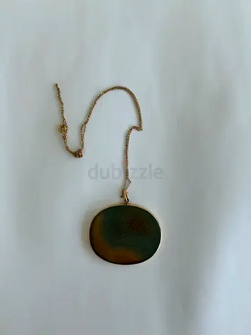 Gold chain necklace with round agate pendant