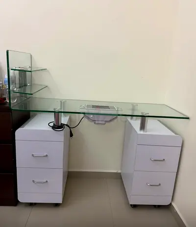Manicure table excelent condition