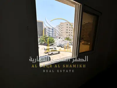 استوديو للإيجار السنوي في البوطينة الشارقة بصالة كبيرة ومطبخ منفصل وتكييف وغاز مركزي وتشطيبات حديثة