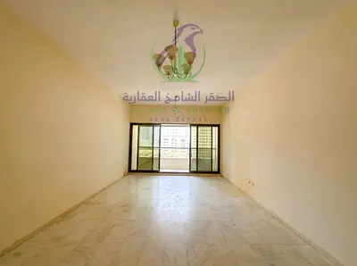 ثلاث غرف وصاله الممزر مع جيم ومسبح مجاني شهر مجاني خزائن بالحائط بلكونه مع موزع اطلااله مفتوحه علي مخرج دبي