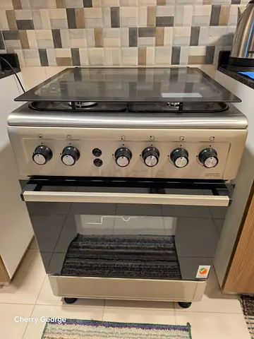 Standing Cooker with Oven and 4 Burners - Excellent Working Condition