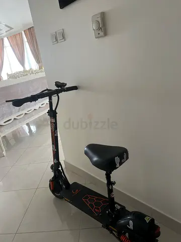 Electric scooter with seat - used, good condition no problems and it goes 35 km/h