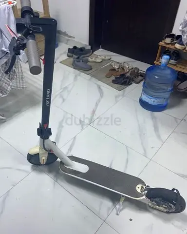 The electric scooter's battery is broken, and there is no charger
