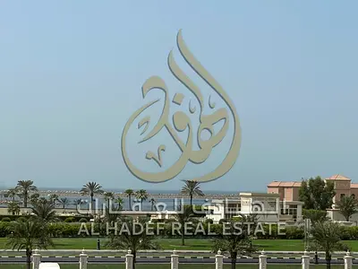 🌊 ثلاث غرف وصالة للإيجار السنوي في القليعة – الشارقة | إطلالة بحرية وبلكون وقرب البحر والكورنيش