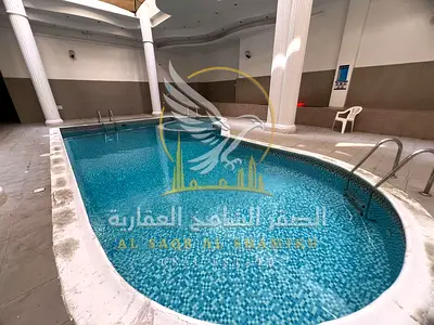شقة 4غرف وصالة للإيجار في القليعه مسبح مجاني اطلاله مفتوحه مساحات واسعه مع بلكون خزائن في الحائط صيانه مجانيه قريبه علي جميع الخدمات