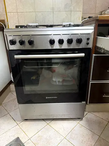 Freestanding gas cooker with oven and 4 burners - used