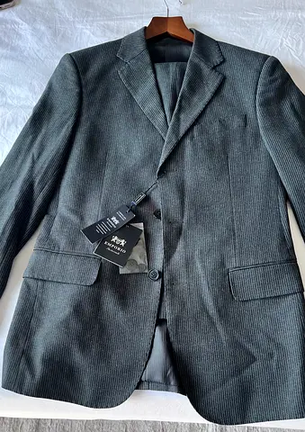 New with tags – Emporio Sartoriale Linea Tasmania grey pinstripe 2-piece suit, Italian size 46