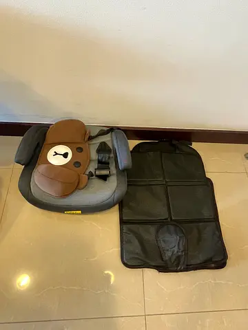 Toddler car seat with brown bear head support + car seat back protector including seat protection.
