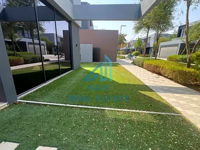 SIGNATURE 5-BEDROOM VILLA WITH PRIVATE POOL & ELEVATOR
