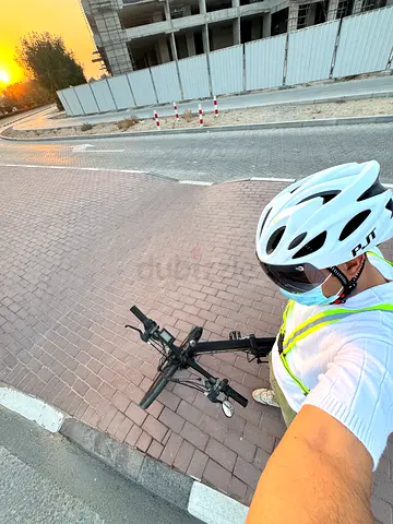 Road bike & helmet included - good condition (Note: Manual bike)Electric batter: Foldable Bike