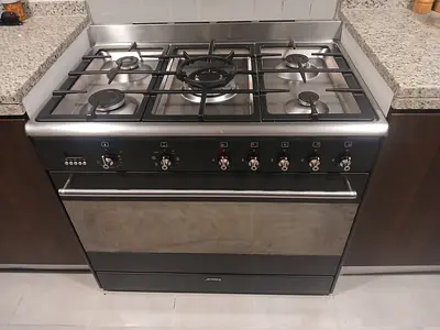 Smeg top Five Burner Gas Electric Oven size 90cm