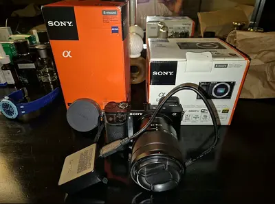 Sony A6000 + 16–70mm f/4 ZA OSS
Sony A6000 with Zeiss 16–70mm f/4 lens.
Excellent versatile setup, c