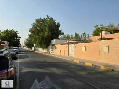 Ac avalabel/good location /embaty/4000 sf