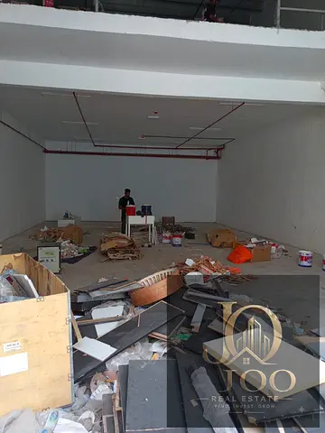 Warehouse in a prime location in Al Jurf Industrial Ajman with a total area of 2800 sq ft featuring a mezzanine and 25 kW power suitable for storage a