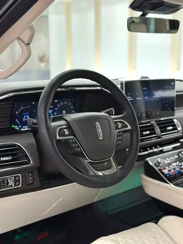 صورة 10 لـ 2023 Lincoln NAVIGATOR