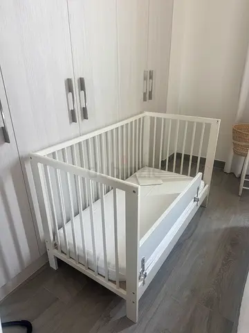 IKEA Gulliver Crib + mattress and bedding + guard rail