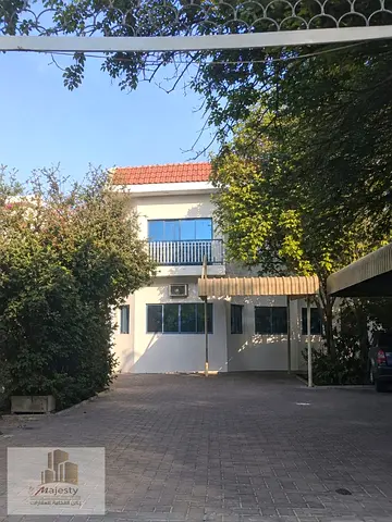 فيلا فاخرة للبيع بموقع استثنائي من دورين مع مجلس خارجي مستقل وحوش واسع مزروع بالنخيل وباركينج سيارات ومساحات رحبة وخصوصية عالية