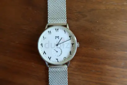 Men's minimalist silver mesh wristwatch with Arabic numerals