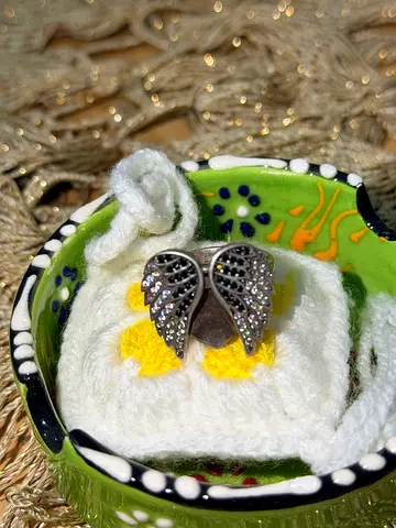 Sterling Silver Floral Leaf Ring with Black and Clear Stones