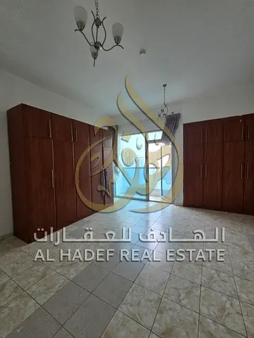 غرفتين وصالة + غرفة خادمة + خزائن بالحائط + تكييف على المالك + جيم ومسبح وباركنج مجاني — سكن عائلي متكامل في المجاز 3!