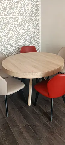 Gautier Round Extendable Light Oak Dining Table - Excellent Condition