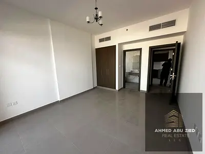 أشيك وأرقى غرفة وصالة أول ساكن، 2 حمام، خزائن بالحائط، تكييف مركزي، إطلالة مفتوحة، موقع مميز بجوار جميع الخدمات، وصيانة كاملة على المالك طوال فترة الإ