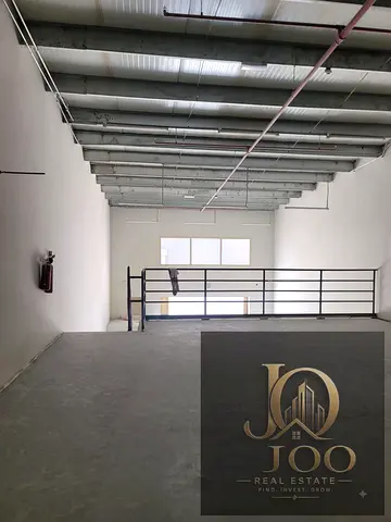 🏭 شبرات صناعية للإيجار في صناعية عجمان | ميزانين ومساحة 3,240 قدم²
