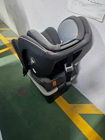 Used giggles brand infant car seat - good condition- iso fix
