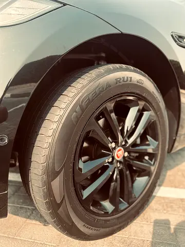 صورة 10 لـ 2019 Jaguar F-PACE