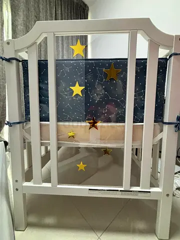 White Wooden Baby Crib with Constellation Bumper - new Condition