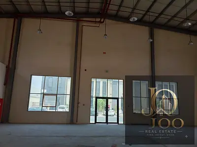 مساحة تجارية واسعة وفرص تشغيل متعددة | شوروم 4,300 قدم² | 50 KW كهرباء | أم الدرع – أم القيوين | 35 درهم للقدم