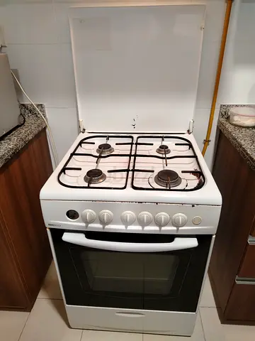 White freestanding 4-burner gas cooker with oven - good working condition