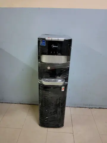 Bottom load water dispenser