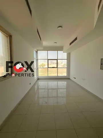 أقوى استوديو للإيجار السنوي في عجمان ليوارة مطبخ منفصل تكييف مركزي مساحات واسعة قريب من محطة الباصات وكورنيش عجمان ومقابل متحف عجمان بسعر 20000