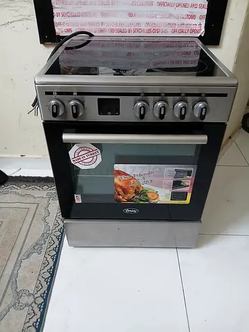 Used Delonghi Electric Oven - Good Working Condition SMALL GLASS CRACK