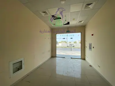 محل تجاري مجهز بالكامل للإيجار في شارع الخالدية | 256 قدم مربع | واجهة زجاجية | شارع رئيسي | 75,000 درهم
