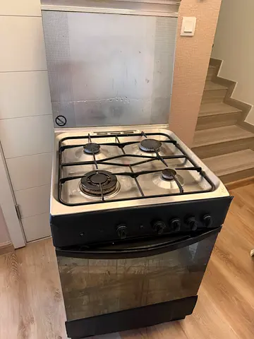 Free Gas Oven / Stove in Good Condition