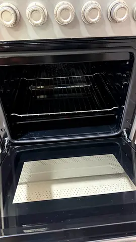 Nikai electric cooker with built-in oven in excellent condition. Very clean, barely used and fully f