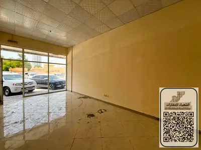 محل للايجار بالروضه2 فى عجمان المساحة 350قدم مربع السعر 15ألف على 4دفعات تأمين شيك