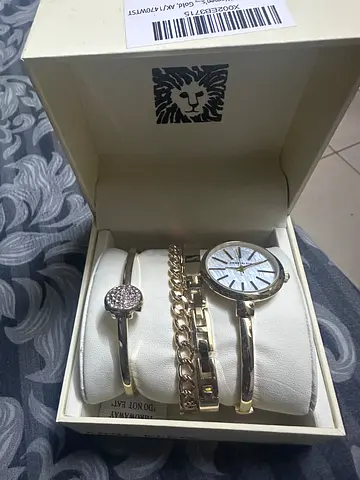 Women's gold-tone watch with matching bracelet set - like new