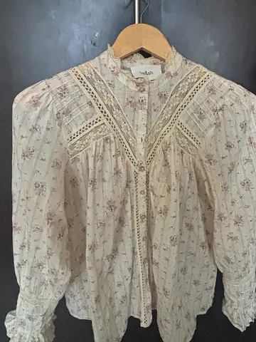 Light floral boho blouse with lace details - size unknown