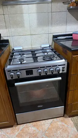 60 x 60 Used freestanding 4-burner stainless steel gas cooker with oven - good condition