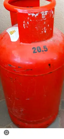 GAS CYLINDER DUBAI USED 22KG MEDIUM SIZED FULL GAS CYLINDER EMIRATES GAS COMPANY DUBAI